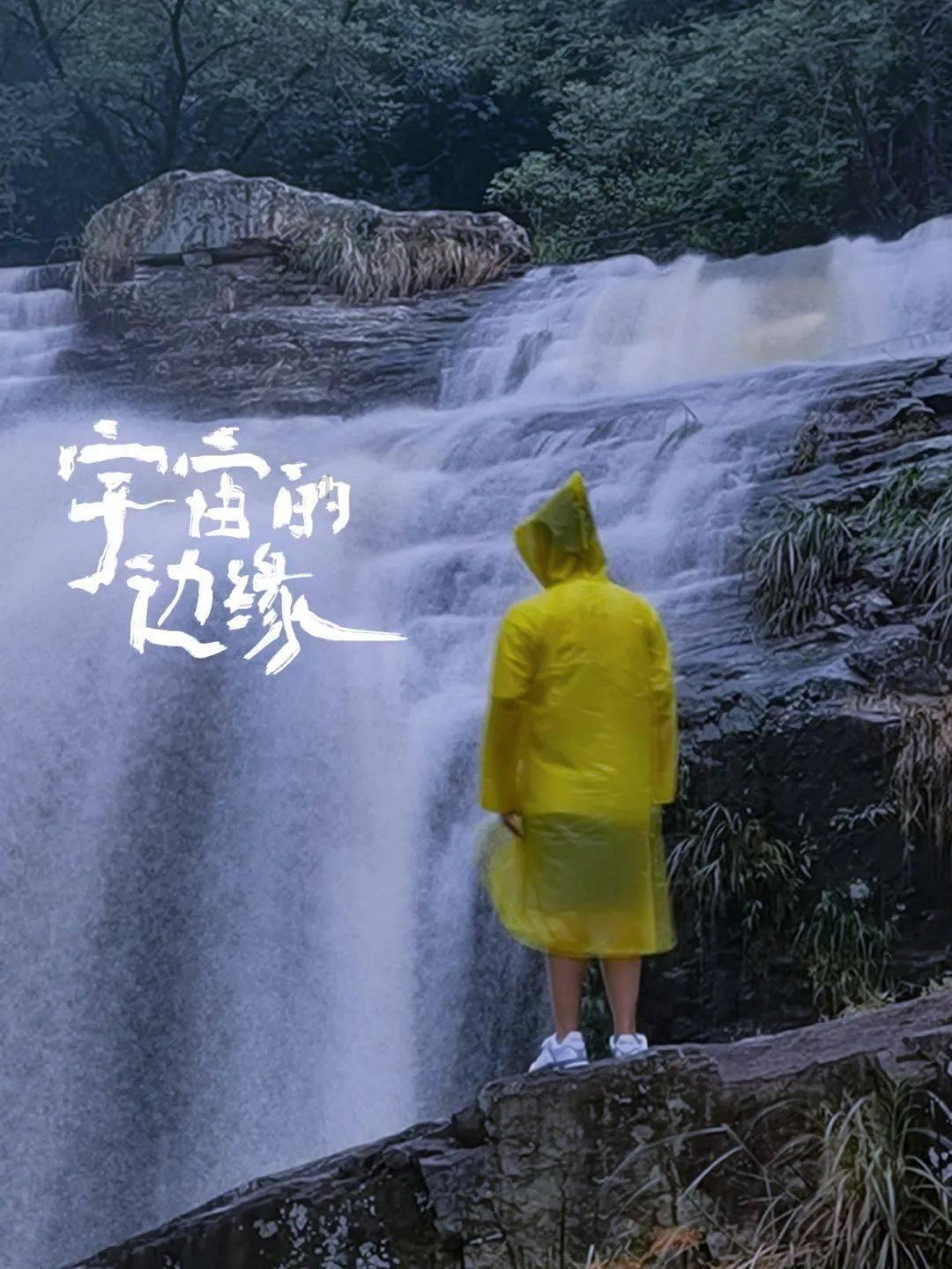 度假的时尚女孩